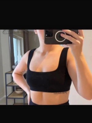 svart topp  - svart topp i storlek XS, stretchigt material så passar även S. köpt på chiquelle om jag minns rätt, använd 2-3 ggr. 🩷