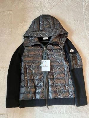 Svart cardigan jacka - Helt ny svart puffer cardigan, aldrig använd. Om du har några frågor får du gärna höra av dig!