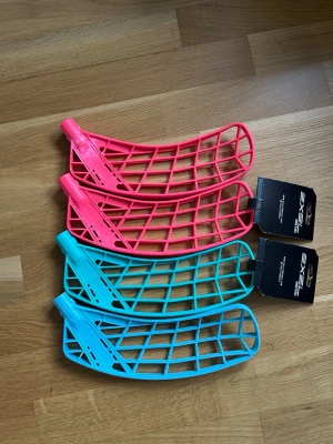 Exel E-fect innebandyblad - Säljer nu 4st Exel E-fect innebandyblad. Alla bladen är left och i PP plast och i fint skick. Två av bladen är helt nya och de andra två är så gott som oanvända. Vid frågor eller funderingar är det bara att höra av sig.