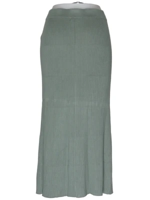 Grön ribbad långkjol - Snygg långkjol i en mjuk, ribbad struktur och dämpad grön färg. Kjolen har en rak passform och elastisk midja för extra komfort. Perfekt att styla med en enkel topp eller stickad tröja.