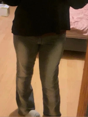 Grå bootcut jeans från Cheap Monday - Gråa lågmidjade bootcut jeans från Cheap Monday. Jag köpte dom begagnat för 250kr. Vart väldigt besviken då det stod att dom nästan aldrig var använda men så kommer det fram med en lapp avklippt och i väldigt använt material. Men de är inte skavanker på dom annars. Passar mig som är 165 cm då jag klippte av dom!!priset går att diskutera!!