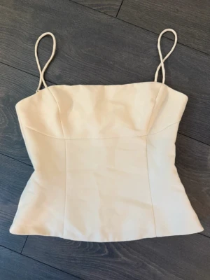 Topp nakd - Superfin topp från nakd som endast är använd en gång! Högkvalitativt material o har en dragkedja i sidan så den är enkel att ta på o av, i strl s🩷 Nypris 400:-
