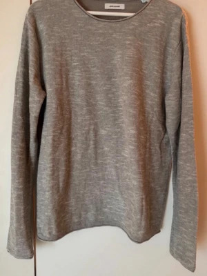 Grå långärmad tröja från Jack & Jones - En stilren grå långärmad tröja från Jack&Jones. Aldrig använd. 