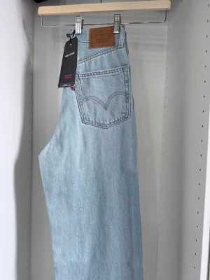 Levi's ljusblå raka jeans - Ljusblå jeans från Levi's med klassisk femficksdesign och raka ben. Tillverkade i en blandning av bomull och hampa för en mjuk och autentisk känsla. Perfekta för en avslappnad och trendig look.