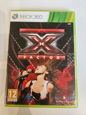X Factor till Xbox 360 - X Factor är ett musikspel till Xbox 360 där du tävlar i sång och uppträder inför domare. Spelet har en svart och röd design med X Factor-loggan på framsidan. Du kan sjunga låtar från artister som Lady Gaga och U2. USB-mikrofon krävs för att spela.