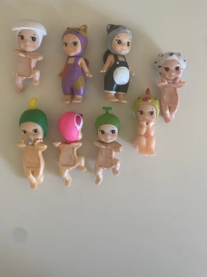 Sonny angels! - Säljer en samling med åtta sonny angels olika färgglada huvudbonader och dräkter, bland annat djur- och fruktmotiv. Figurerna är i olika färger som grön, rosa, lila, svart och vit. Perfekta som leksaker eller samlarobjekt. Dem kostar 40kr/st eller 240 för alla 8! 💕