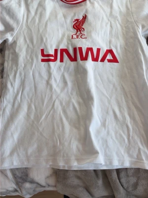 LFC tröja  - Fin tröja som tyvärr inte kommer till användning längre, köpt i liverpool. 9-10år men skulle säga att den även funkar som xxs-x. ❤️ skriv vid frågor!