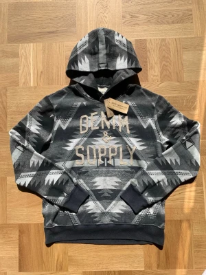 RLDS Aztec hoodie - Brand New - Helt ny hoodie från Ralph Lauren Denim & Supply. Hoodien är från deras Aztec kollektion som har ett häftigt och unikt mönster som inte säljs längre. Som sagt helt ny så inga defekter. Kommer med tags. Storlek S men utgå alltid från angivna mått:  Längd (ej luvan) 58 Bredd (över bröstet) 62 Ärmlängd (från axeln) 65 /william