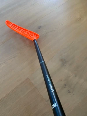 Unislim Unihoc innebandyklubba  - Säljer en unislim i mycket bra skick. Självaste skaftet är i riktigt bra skick utan slagmärken eller repor. Bladet har dock en spricka i sig men kan bytas till ett annat blad i antingen left eller right. Lindan använd en del. Skriv om du är intresserad eller har några frågor!