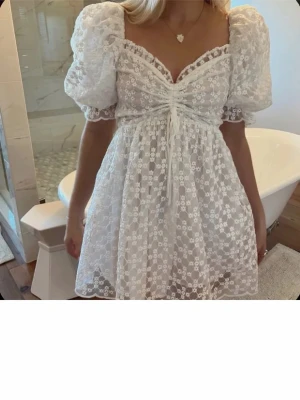 Studentklänning  - Studentkläning från BuddyLove endast testad skriv för fler bilder