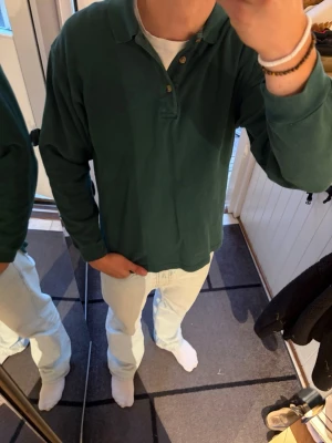 Mörkgrön långärmad piké tröja - Säljer en nice långärmad mörkgrön piké. Storlek medium och inga skador!