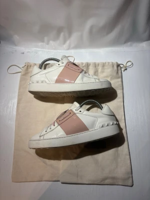 Valentino skor - Hej! Säljer nu mina skor från märket Valentino, storlek 38 bra skick, allt på bilden ingår. Tveka inte på att höra av dig om du har frågor eller funderingar kring skorna! 