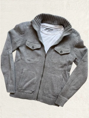 *UNIK* ESPIRIT CARDIGAN - En mycket trevlig stickad cardigan! Storlek M, passar S bättre. Hör av dig vid frågor!