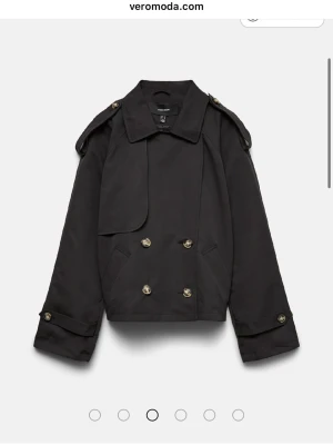 Svart kort trenchcoat från Vero Moda - Storlek xl men sitter som en S, själv bär jag på S och den sitter väldigt bra! Endast används 2 ggr. Skriv gärna för bilder ❤️❤️