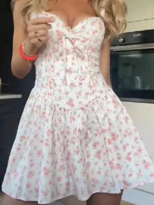 Peppermayo klänning  - Super gullig blommig klänning ifrån peppermayo, storlek 38/M men den har korsett band som går att justera så passar även mig som är xs/s, helt ny med prislappen kvar säljer för att retur frakten va så dyr så returnera aldrig och nu har den bara legat i garderoben i ett halvår. Inga defekter och har aldrig  använt den mer än att testa den🫶🏼