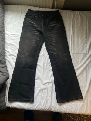 Mörkgråa bootcut jeans med vintage wash - Säljer dessa mörkgråa flared jeans från onepieceoflife studios för de va lite små för mig, är ca 185 och jeansen är 30/32, jeansen ser väldigt baggy ut men är mer straight i verkligheten, hör av er med frågor osv!😊