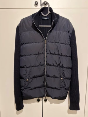 Herno cardigan  - Säljer nu denna sjukt feta herno cardigan! Size 48 motsvarar S-M. Modellen är 180. Passar 180-187cm! Skick 9/10 inga defekter! Nypris 7200kr kvitto finns! Hör av dig vid intresse 🤩