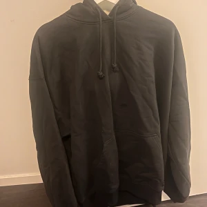 Oversized hoodie från Junkyard - Oversized grå hoodie med tryck på baksidan från Junkyard. Storlek M, använd fåtal gånger!