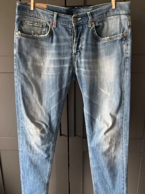 Ljusblå Dondup jeans  - Säljer ett par ljusblå jeans med snygga slitningar och tvättade detaljer. Jeansen har raka ben, klassisk femficksmodell och kontrastsömmar, perfekta nu till sommaren☀️. Materialet är denim i bomull. Dessa är köpta på plick men är ändå i väldigt bra skick! Nypris ligger på 3300kr! (Pris går att diskuteras)