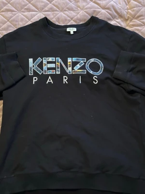 Kenzo Paris tröja - Fin Kenzo Paris tröja. Använt ett par gånger. Inga skador osv. Passar till olika tillfällen.