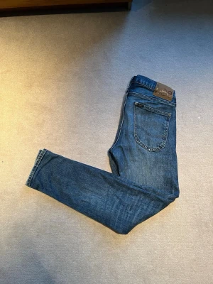 Lee jeans - Tjena säljer nu dessa riktigt feta Lee jeansen. Skicket är bra, litet hål vid fickan bak skulle säga 8/10. Stoleken är 28/30. Släng iväg ett dm för frågor! ✌🏼🍾