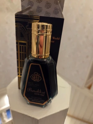 Barakkat Satin Oud parfym - En parfym från Barakkat, Satin oud. Perfekt för dig som vill testa. Endast provad. Kartongen medföljer men har tecken på användning.