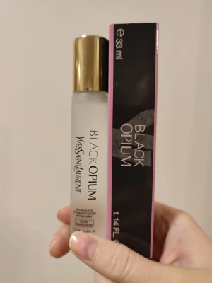 Yves Saint Laurent Black Opium - Yves Saint Laurent Black Opium Perfume. 33ml bottle. New! Great winter/fall fragrance. Felmärkt det på flaska. Detta är en EDP.