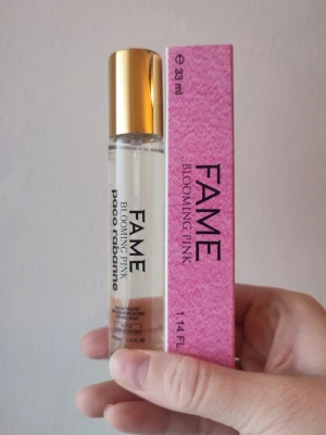 Paco Rabanne Blooming Pink - Paco Rabanne Blooming Pink Perfume. 33ml bottle. New! A great summer/spring fragrance. Felmärkt med edt på flaskan. Detta är en EDP.