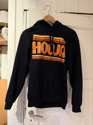 Hojja hoddie  - Helt ny Hojja hoddie, använd 1 gång. Storlek S. Köpt i lördags på Hojjas spelning för 700kr