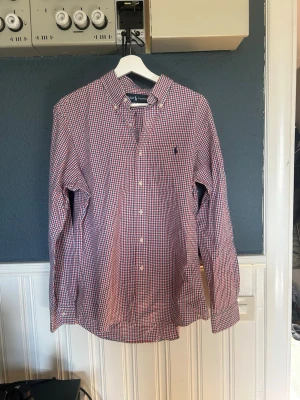 Ralph lauren skjorta  - Rutig Ralph lauren skjorta i vit blå röd färg, mycket bra skick utan några deffekter