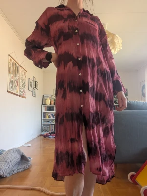Skjortklänning  - Midi skjortklänning från Zara i Rami. Snygg som strandklänning eller öppen med lager på lager. Är vinröd och lila skulle jag säga. Storlek S på lappen men oversize så funkar på mig som har m i deras kläder annars. 