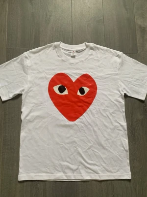 Comme de garcon t-shirt - Säljer en fett comme de garcon T-shirt i storleken 2Xl. Hör gärna av er vid minsta fundering 
