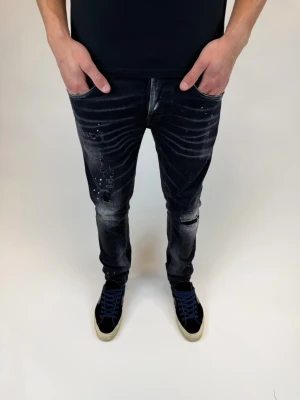 Dondup Jeans George  - Dondup Jeans George! Trendigaste jeansen på marknaden.  Ny pris= 4000 kr Säljs för= 1299 kr (Modellen har original slitningar från fabrik vilket är väldigt eftertraktat och populärt)