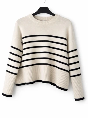 Randig stickad tröja i offwhite - Trendig stickad tröja i offwhite med svarta horisontella ränder. Tröjan har rund halsringning, långa ärmar och ribbstickade muddar. Från Bershka, bra skick