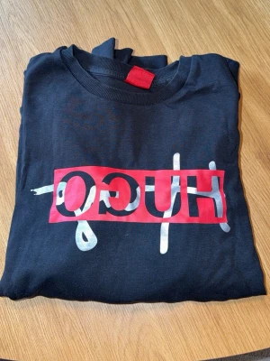 Hugo boss tröja svart - Äkta Svart hugo boss tröja med röd detalj. XXL passar XL