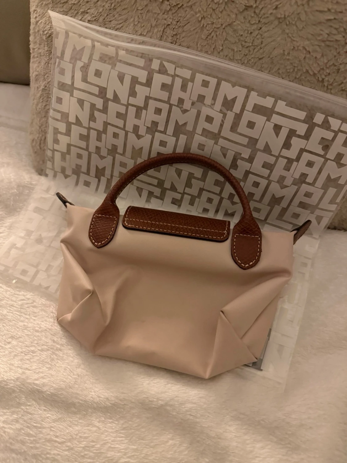 Beige Longchamp handväska med läderdetaljer - 1