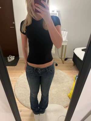 guess jeans  - super lågmidjade jeans från GUESS. Passar storlek XXS/XS, W24! Lite slitningar nertill vilket enligt mig endast gör de snyggare. Skicka för fler bilder🥰🙏