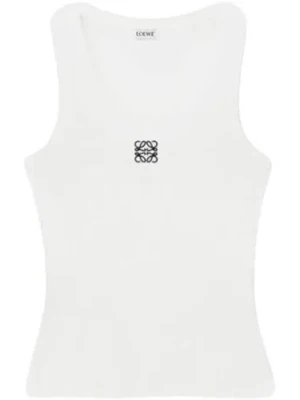 Vit linnetopp från Loewe - Säljer en stilren vit linnetopp från Loewe med broderad logga framtill. Toppen är ärmlös och har en klassisk, tight passform som passar perfekt till jeans eller kjol. Materialet känns mjukt och bekvämt mot huden.