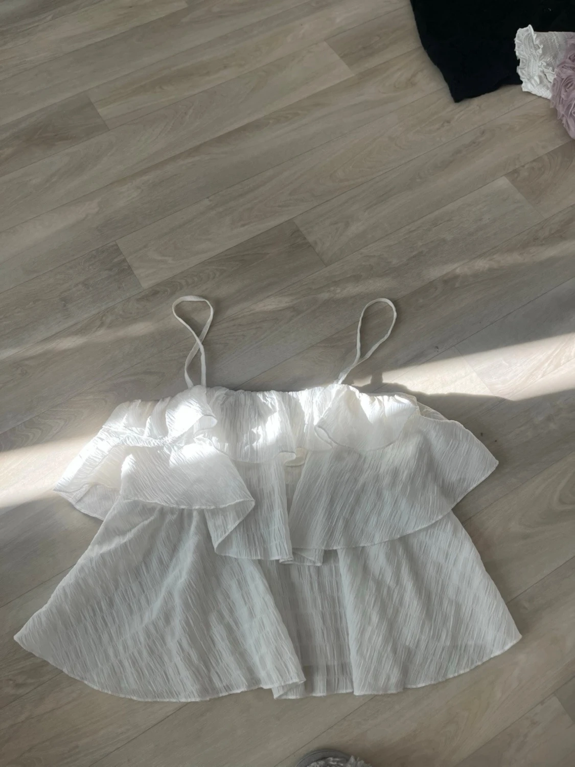 Vit volang linnetopp med tunna band