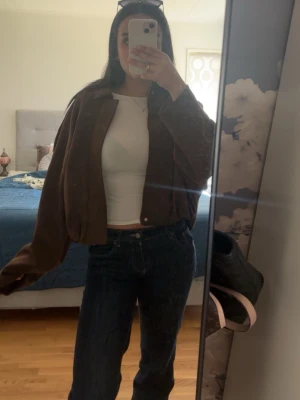 Viral Zara jacka - Säljer en brun bomberjacka i corduroy med klassisk krage och knappstängning framtill. I storlek L men passar mig som har S i tröjor då den är ganska kort annars