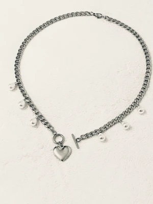 Silverfärgat halsband med pärlor och hjärta - Jätte fint halsband i nyttskick och helt oanvänd. Även rostfritt så löp och köp😍😍