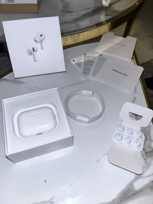 Apple AirPods Pro 2 brusreducering - Säljer ett par Apple AirPods Pro med laddningsetui, extra silikonpluggar och laddkabel. Hörlurarna är vita och har en stilren, kompakt design i plast. Perfekta för dig som vill ha brusreducering och grymt ljud till mobilen eller datorn. Pris går att diskutera 