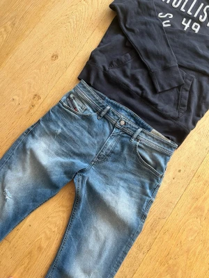 Snygga diesel jeans - Säljer dessa snygga diesel jeans 🙌   Storlek: W34 L32 Skick: 8/10 🔥 Har lite slitningar på knäna och fickorna, men inget som förstör funktionen av jeansen!  💬Skriv vid frågor! 💸 Pris kan diskuteras vid snabb affär! 📦 Skickas snabbt!