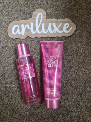 Victoria's Secret Sugar Blur set - Säljer ett Victoria's Secret Sugar Blur set med en body mist och en body lotion. Båda produkterna har en snygg rosa design med metallicdetaljer och genomskinliga och glansiga ytor. Doften är söt och fräsch, perfekt för dig som gillar sockriga toner. Endast provat misten en gång, bodylotion helt ny och oöppnad