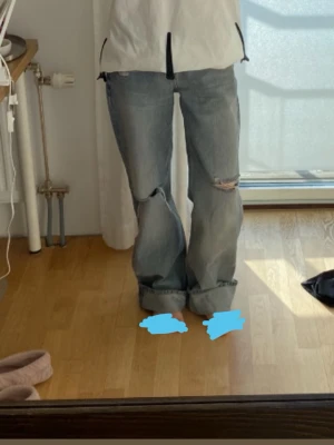 Snygga jeans - Säljer dessa super snygga jeans i storlek 34 då de tyvär inte kommer till användning. Toppen skick! Pris kan diskuteras något🤗