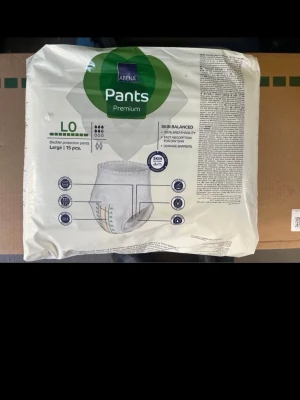 Abena Pants Premium L0 kalsonger -   Helt nya och oöppnade.   Storlek L0 (100–140 cm).  Säljer både styck och kartong.   Totalt finns flera kartonger (ca 7 st).  💰 Pris:   95 kr per paket   👉 Kartongpris: 450 kr (rabatt vid köp av flera)  Nypris i butik ca 180–220 kr per paket.    Perfekt för dig som vill spara pengar.   Snabb affär önskas.  📍 Finns i Stockholm (Råsunda)   Kan skickas om det inte är mer än 1 kartong.  Kontakta mig vid intresse!