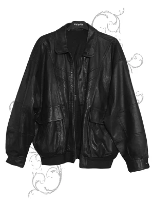 Vintage skinnjacka - ☆ En lite tunnare läderjacka perfekt till våren! Står ingen storlek men jag skulle säga M/L, jag har storlek s och har använt den som en oversized jacka! Mått : längd 68cm, bredd 60cm, armbredd 25cm ☆