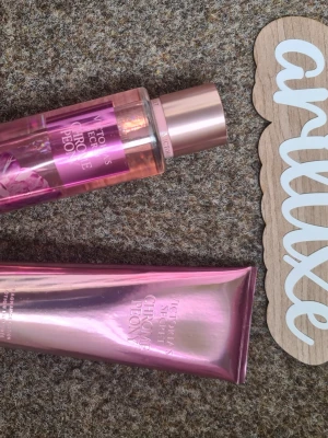 Victoria's Secret parfym & bodylotion - Säljer ett set med parfym och bodylotion från Victoria's Secret i doften Chrome Peony. Båda produkterna har en snygg rosa metallic design och flaskan är genomskinlig med roséguldfärgat lock. Perfekt för dig som gillar blommiga och fräscha dofter. Helt nytt och oanvänt 