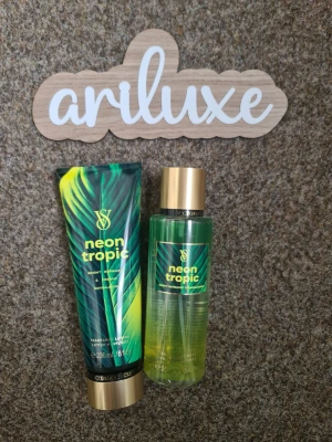 Victoria's Secret Neon Tropic set - Säljer ett set från Victoria's Secret med doften Neon Tropic. Innehåller en body lotion och en body mist med noter av bergamott och sandelträ. Färgglad grön och gul design med guldiga detaljer. Perfekt för dig som gillar fräscha och tropiska dofter. Helt nytt och oanvänt 