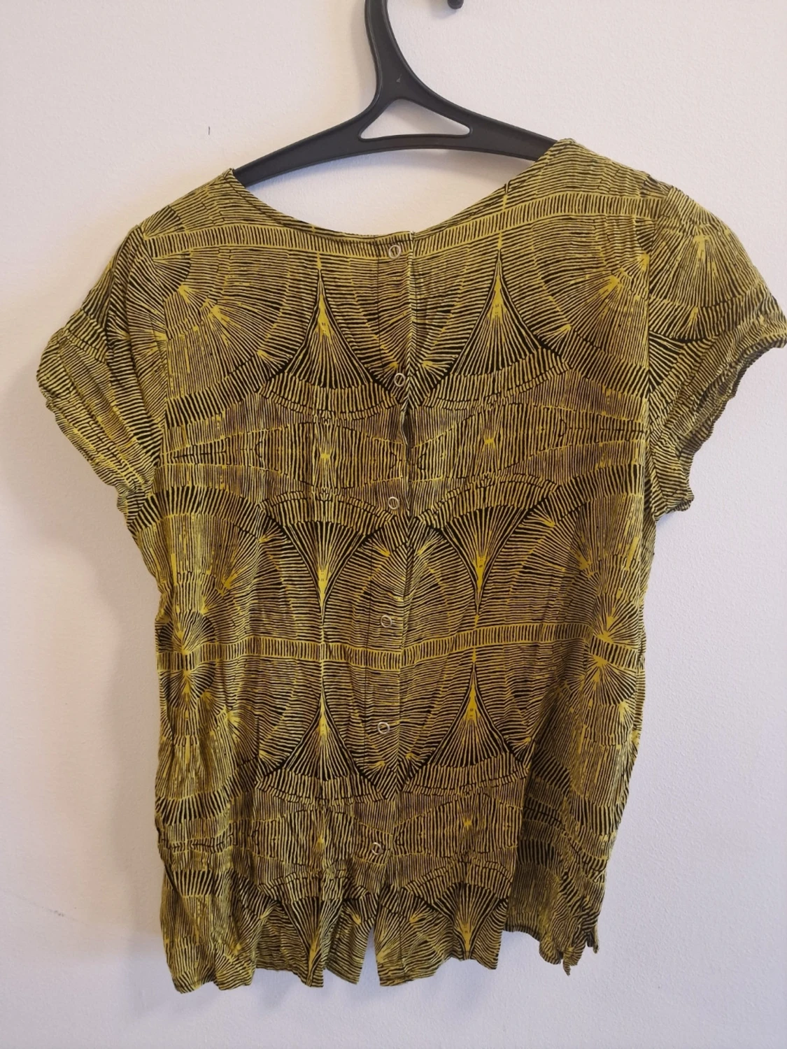 Mönstrad gul och svart blus från Monki - 4